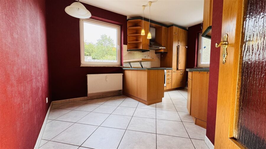 Gepflegte Etagenwohnung in hervorragender Wohnlage mit Carport und großem Balkon - Wohnküche mit Einbauküche